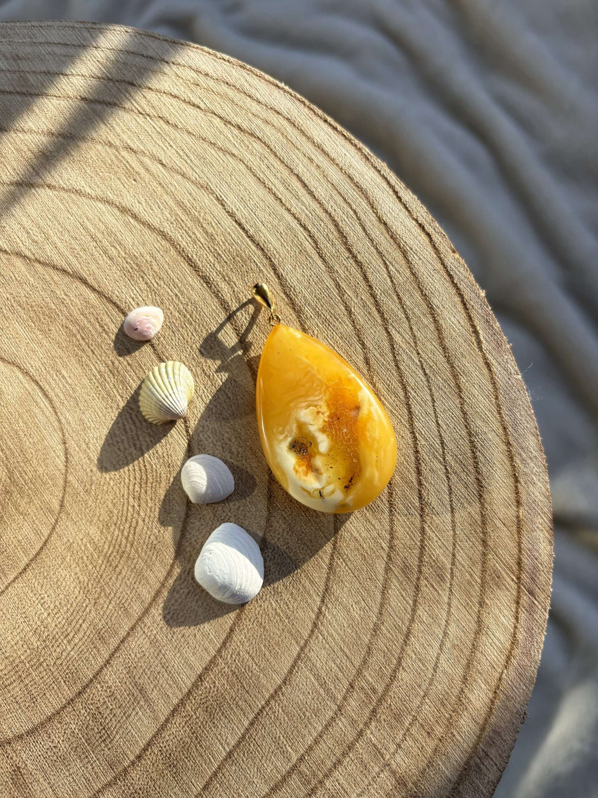 Wisiorek z bursztynem koniakowym