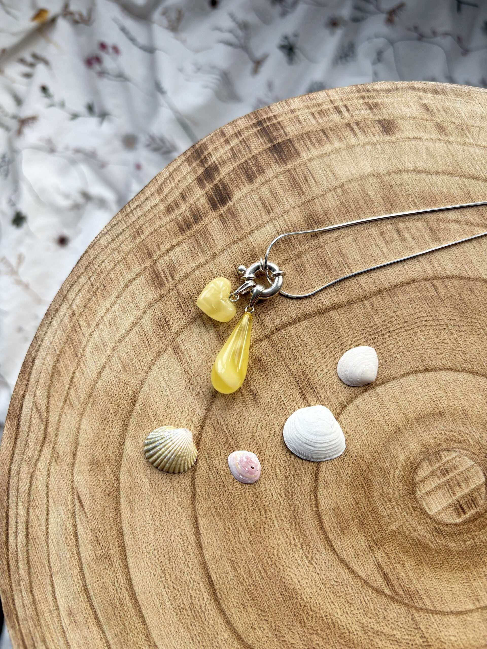 Wisior z bursztynem mleczno-białym