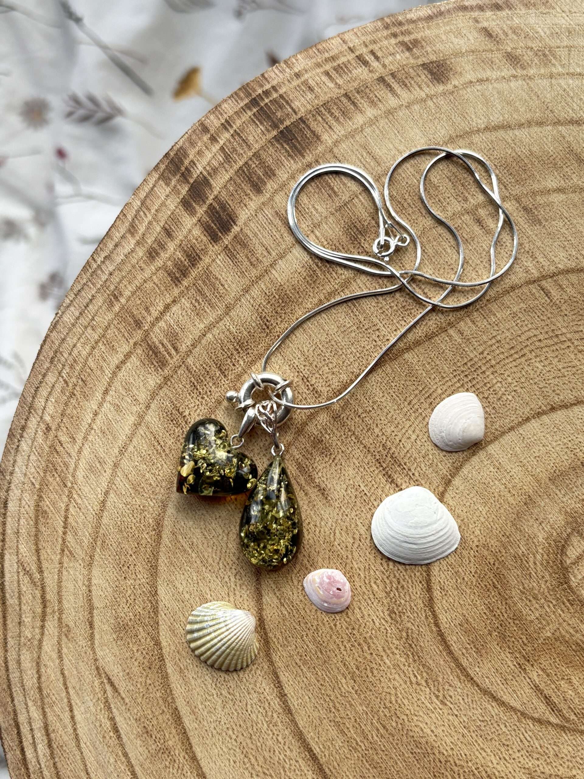 Naszyjnik srebrny z bursztynami