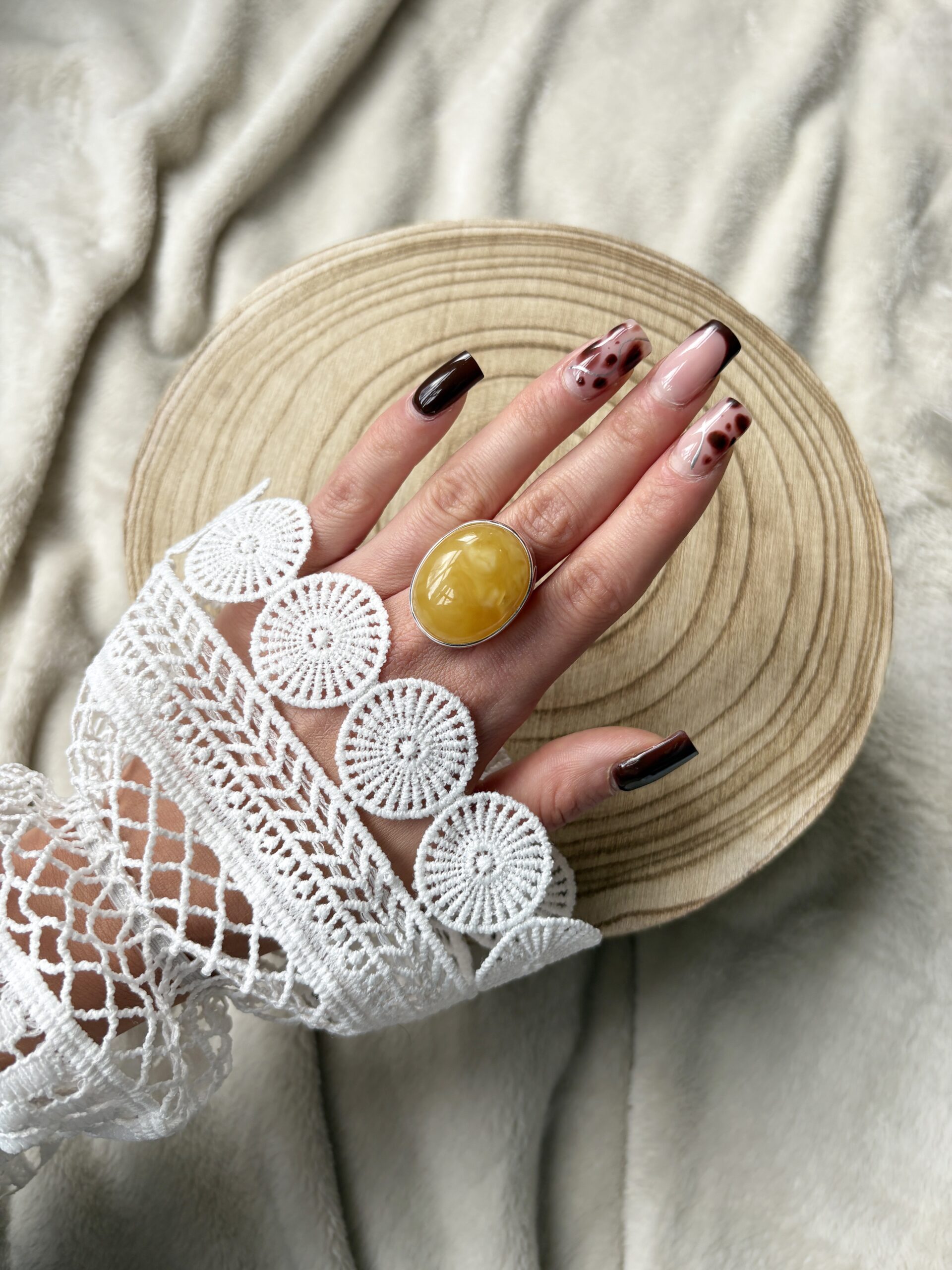 Pierścionek srebrny z bursztynem mlecznym