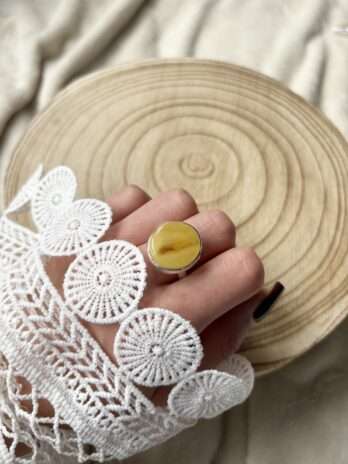 Pierścionek srebrny z bursztynem mlecznym