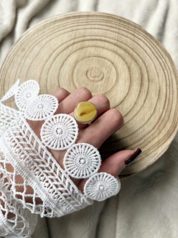 Pierścionek srebrny z bursztynem mlecznym