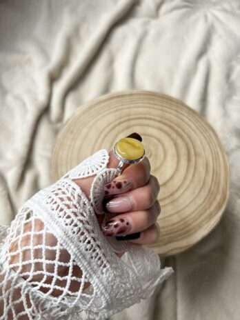 Pierścionek srebrny z bursztynem mlecznym