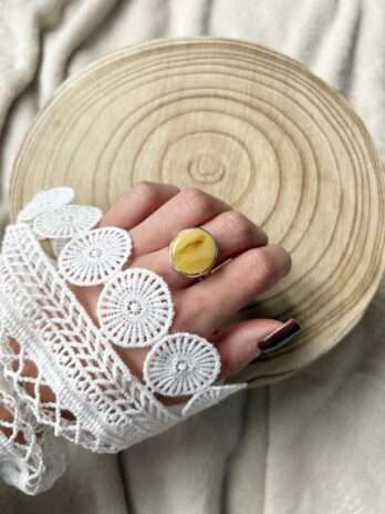 Pierścionek srebrny z bursztynem mlecznym