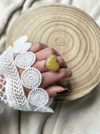 Pierścionek srebrny z bursztynem miodowym Serce