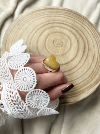 Pierścionek srebrny z bursztynem miodowym Serce