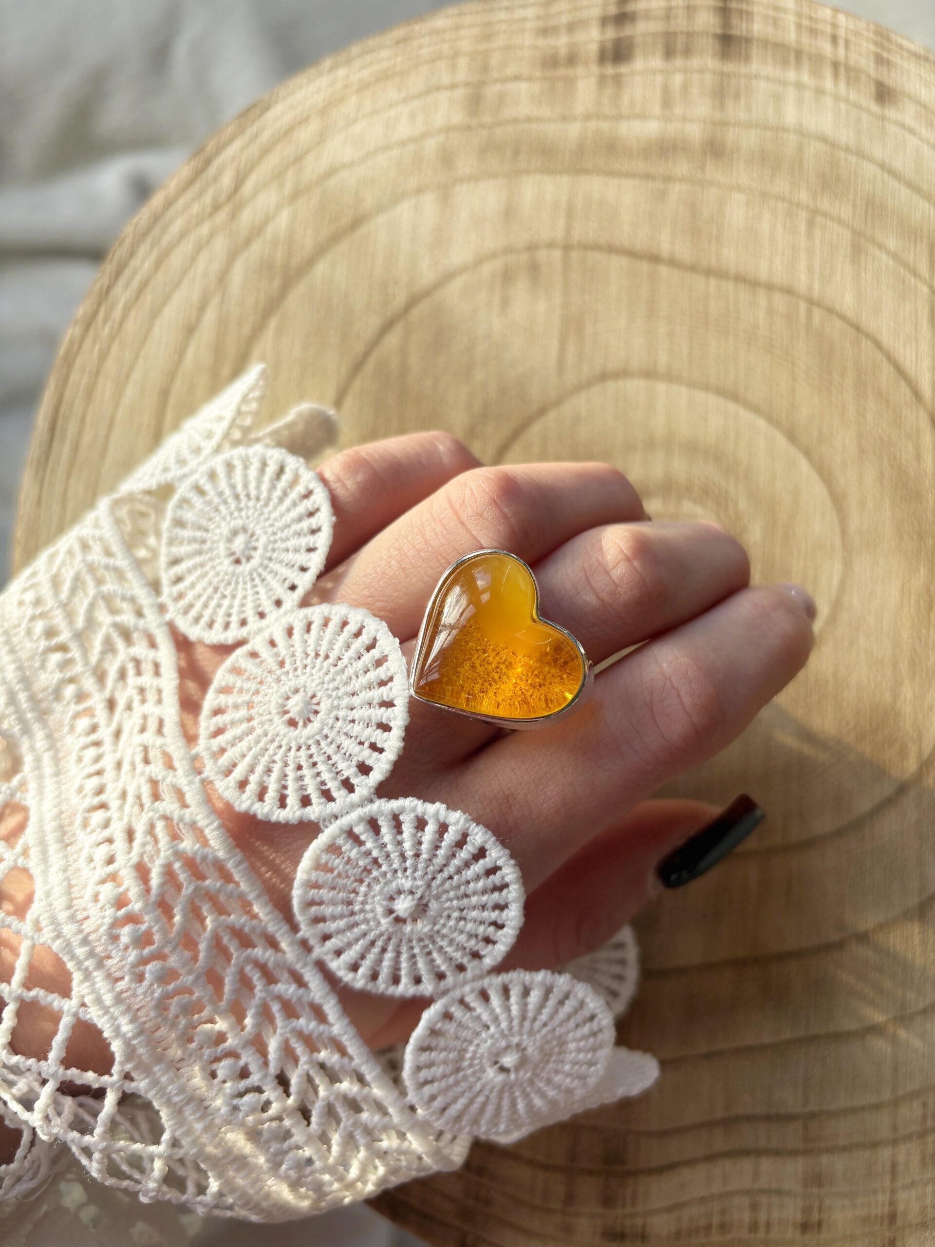 Pierścionek srebrny z bursztynem miodowym Serce