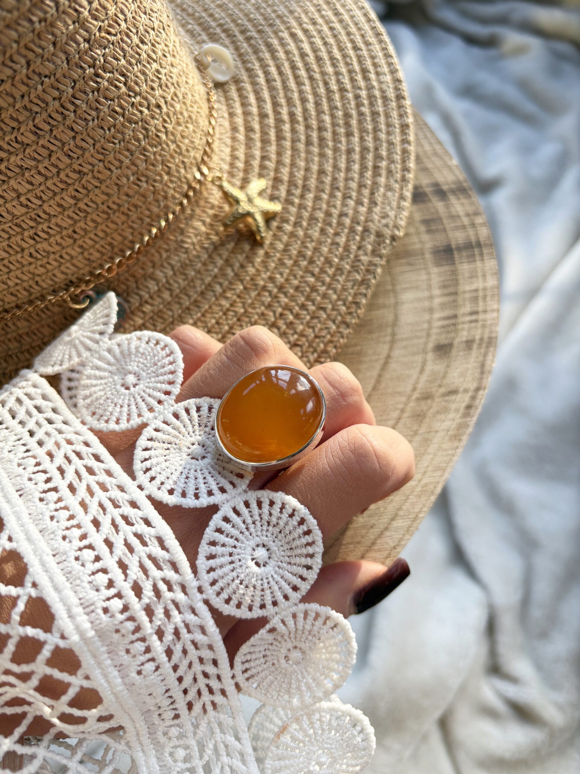 Pierścionek srebrny z bursztynem miodowym