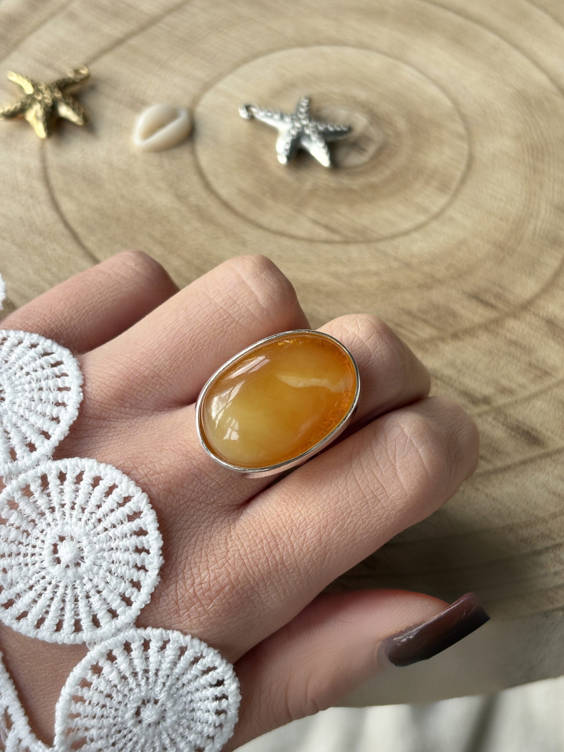 Pierścionek srebrny z bursztynem miodowym