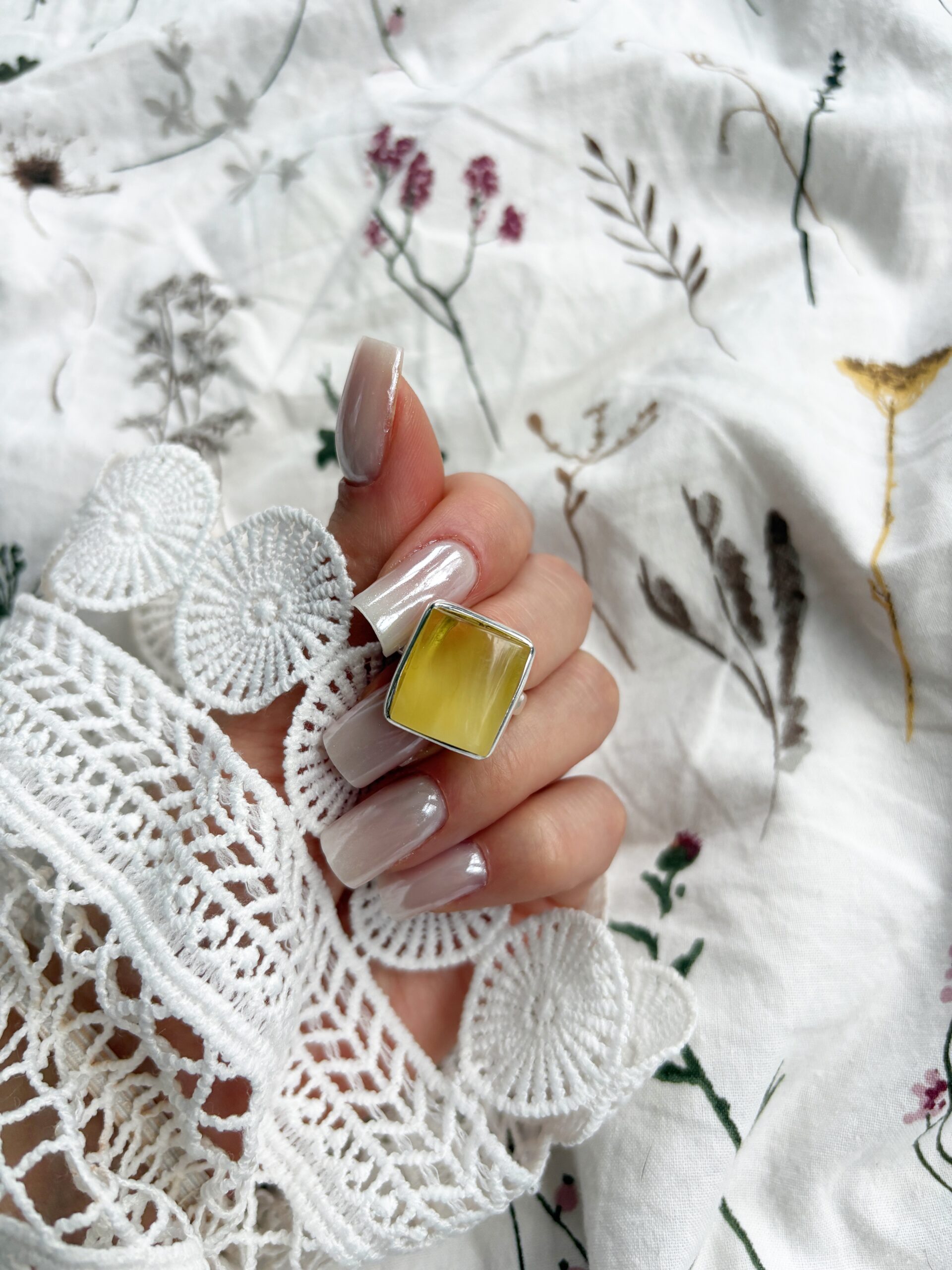 Pierścionek srebrny z bursztynem mleczno-cytrynowym