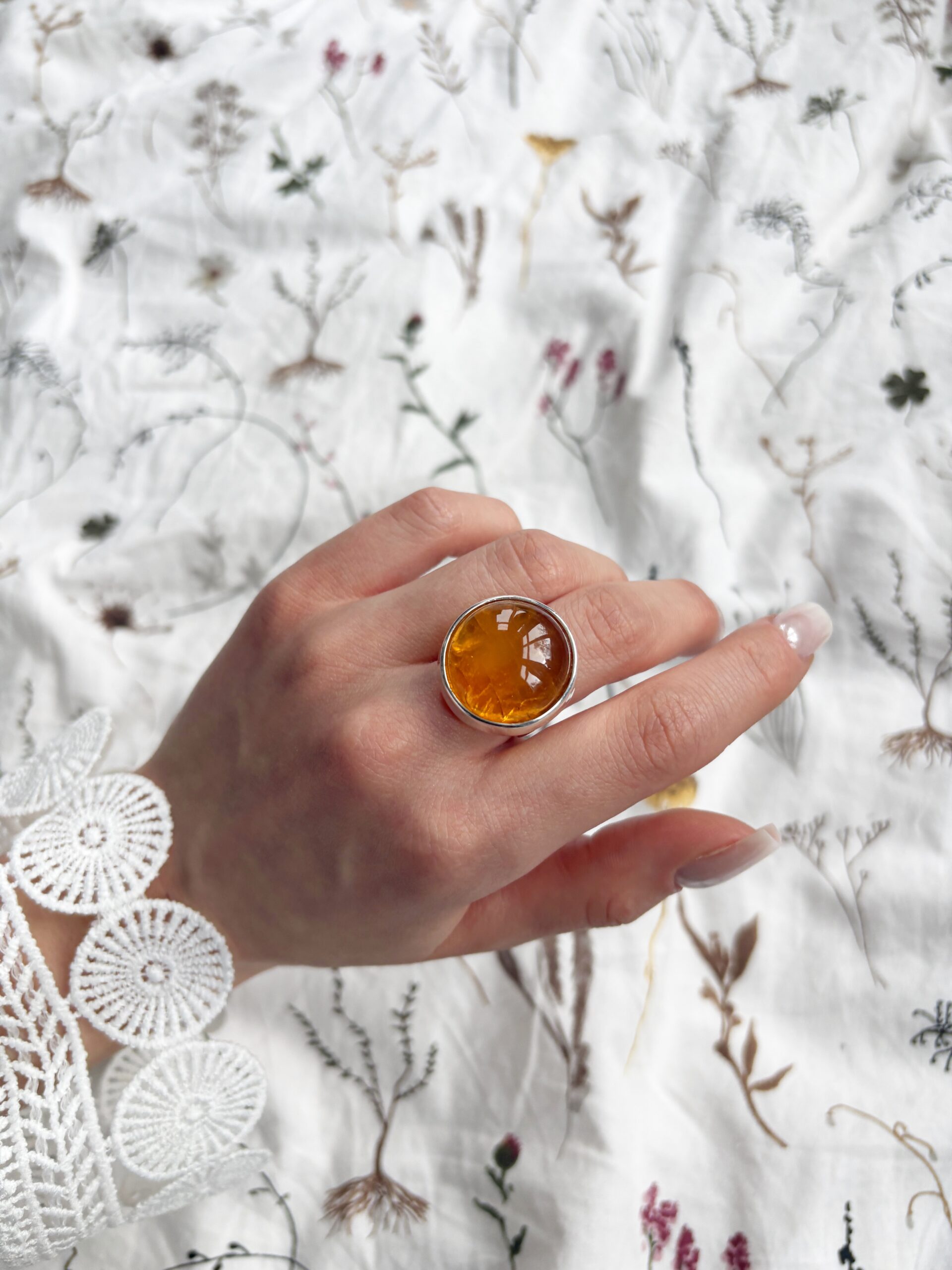 Pierścionek srebrny z bursztynem mleczno-cytrynowym
