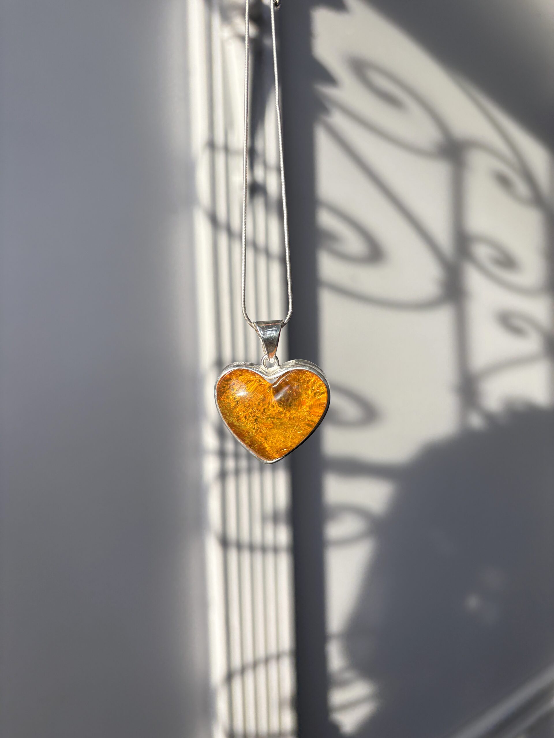 Pierścionek srebrny z bursztynem miodowym