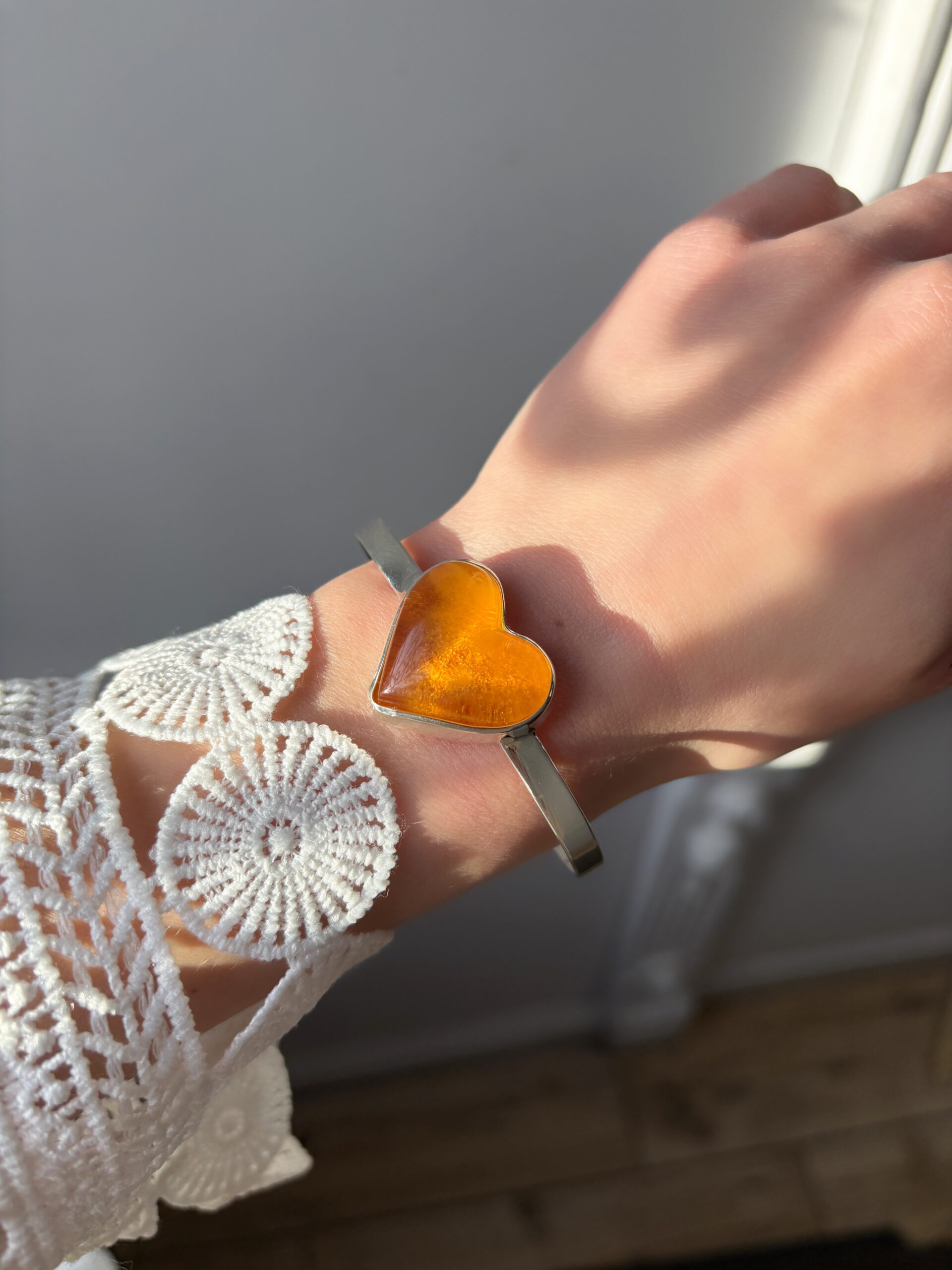 Pierścionek srebrny z bursztynem mlecznym