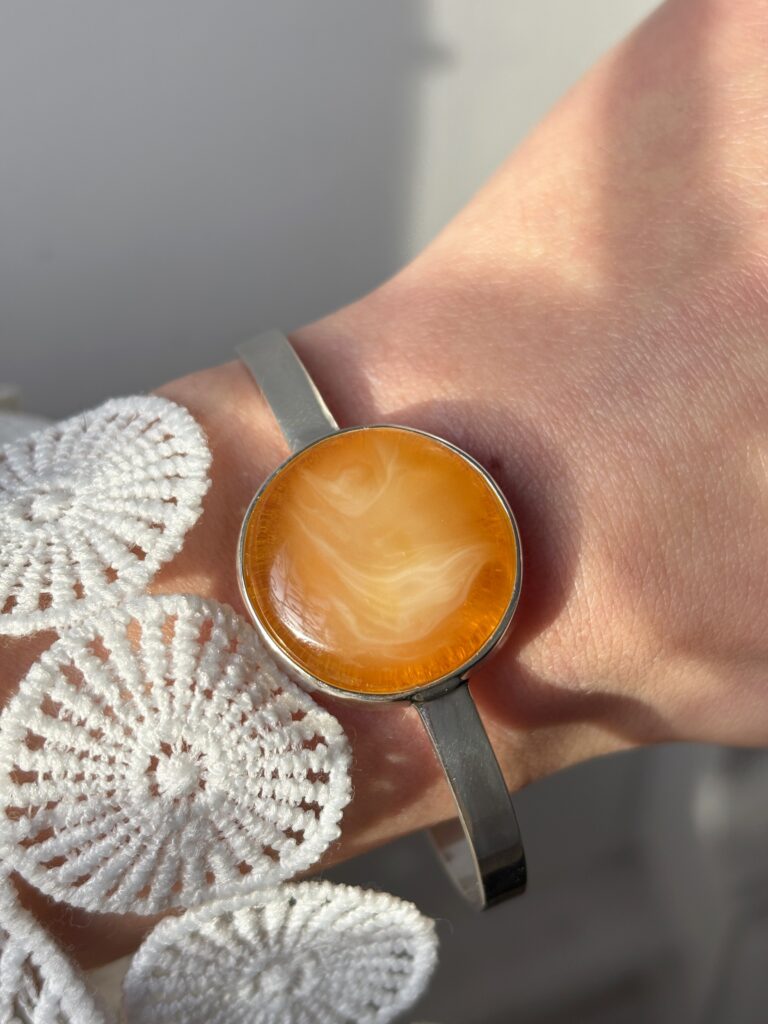 Bransoletka na sznurku z bursztynem