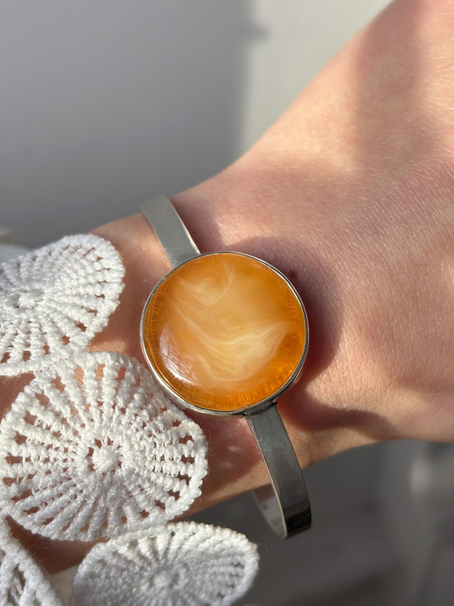 Bransoletka srebrna z bursztynem miodowym