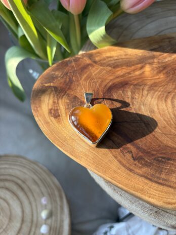 Wisior srebrny z bursztynem naturalnym Serce