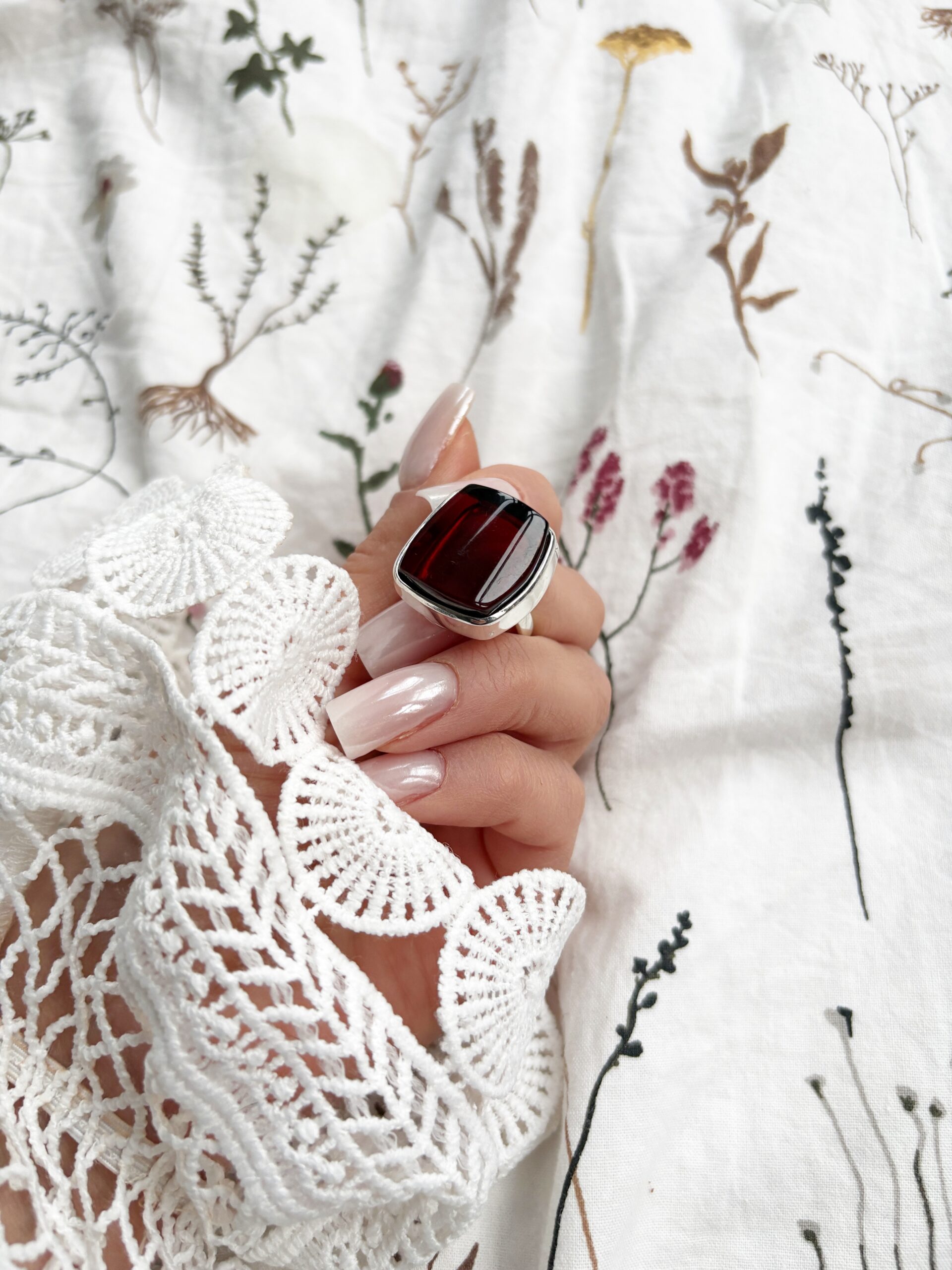 Pierścionek srebrny z bursztynem wiśniowym