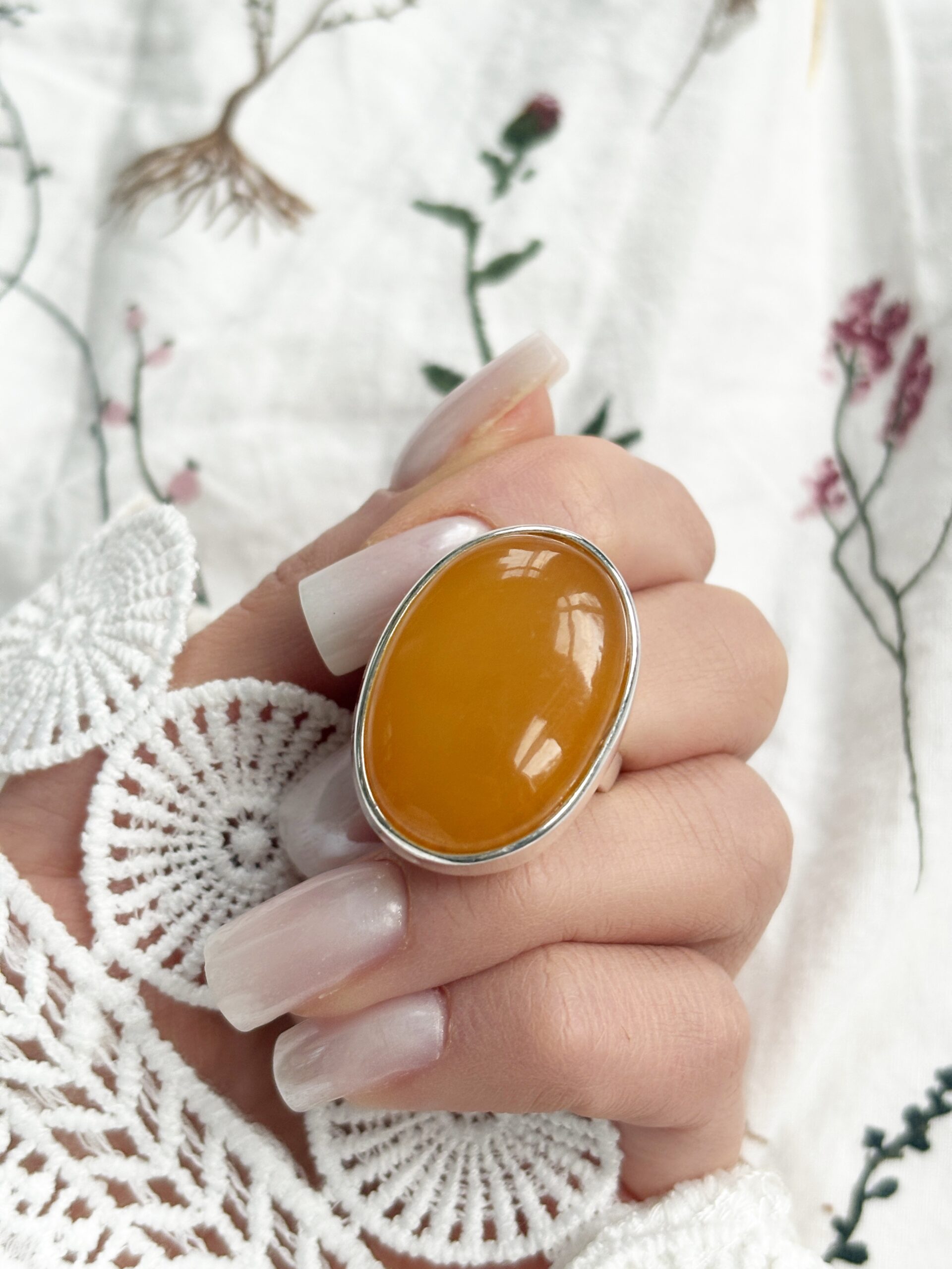 Pierścionek srebrny z bursztynem wiśniowym