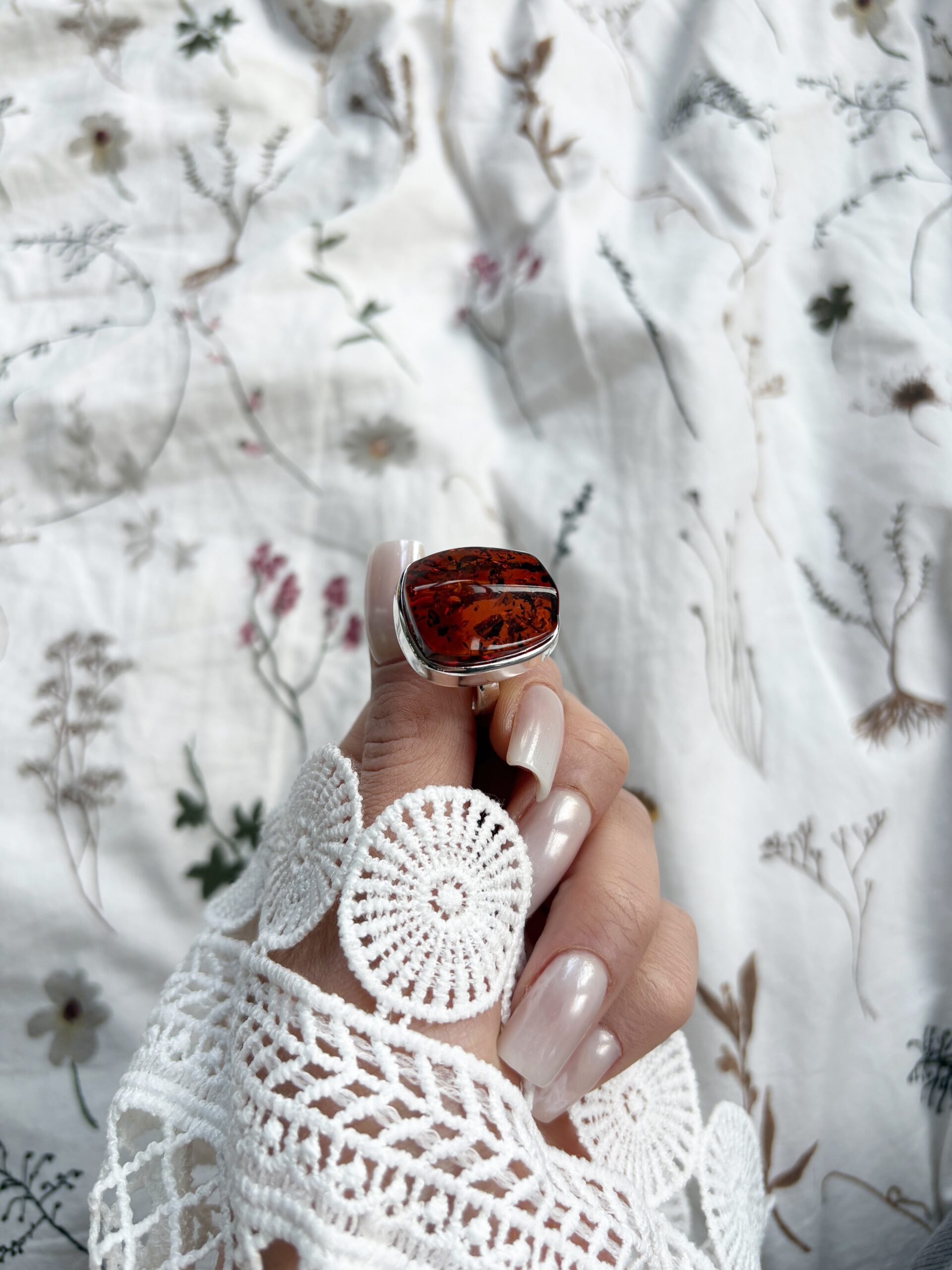 Pierścionek srebrny z bursztynem koniakowym