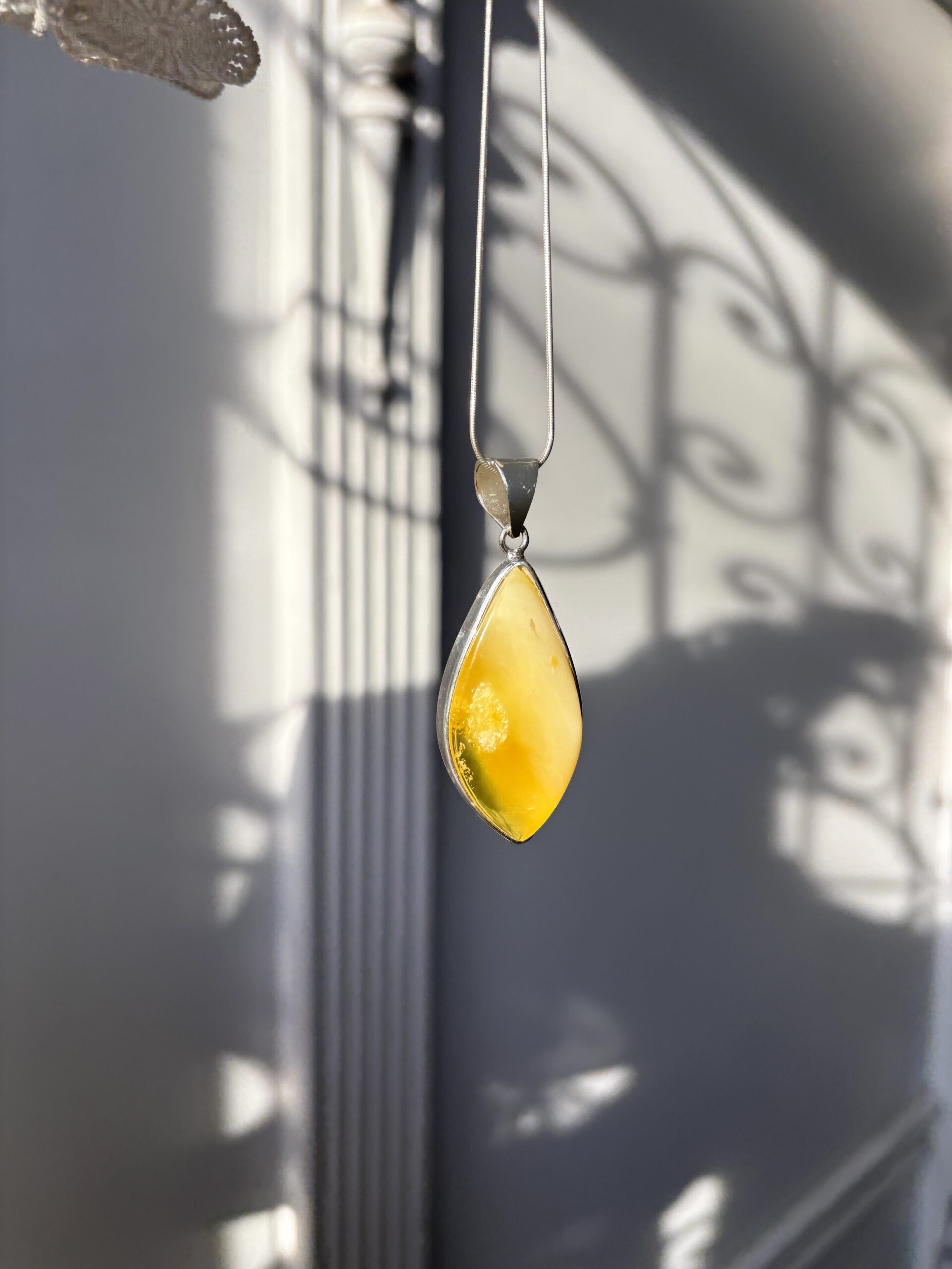 Pierścionek srebrny z bursztynem koniakowym