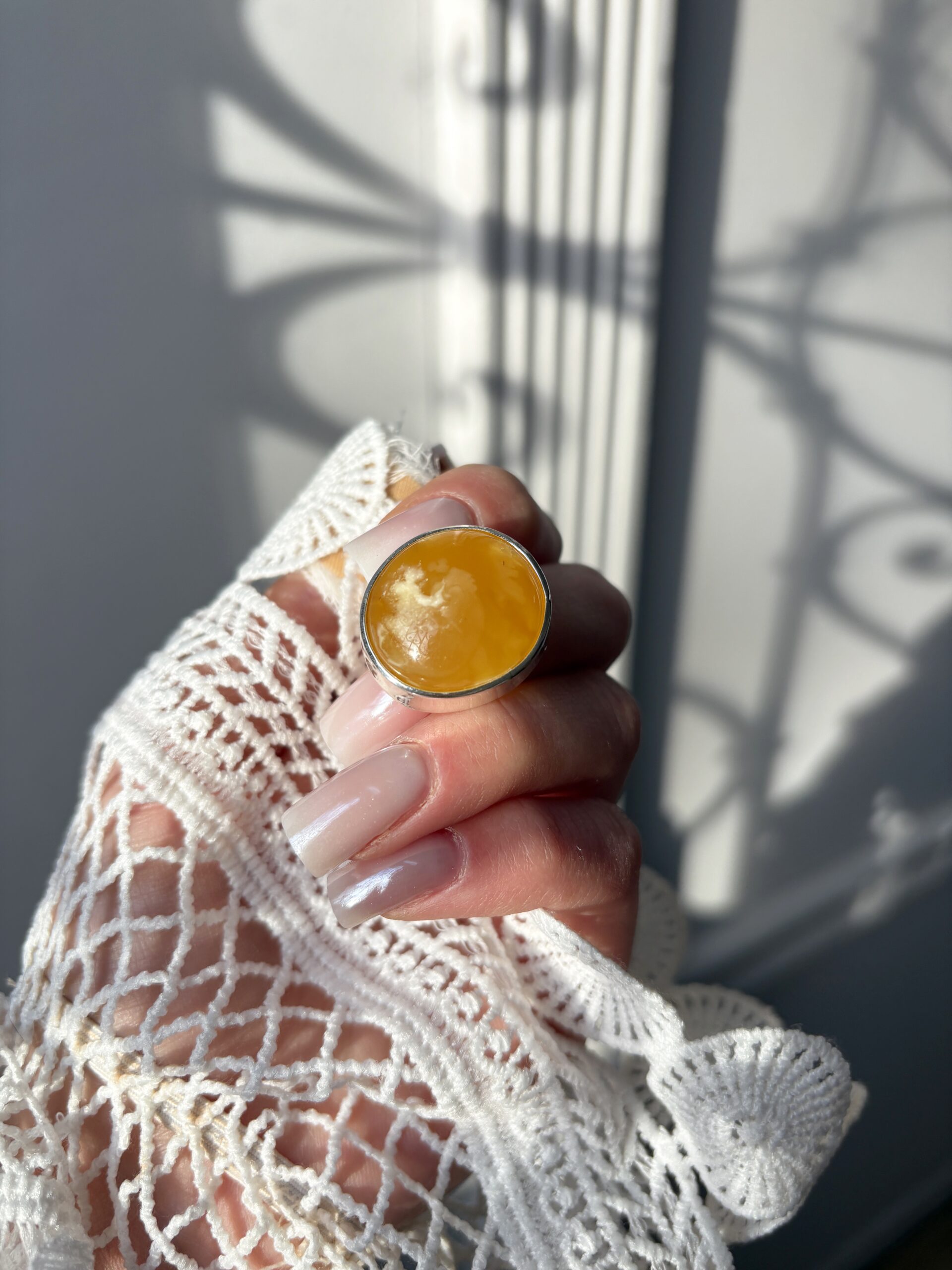 Pierścionek srebrny z bursztynem miodowym