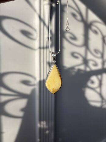 Wisior srebrny z bursztynem mlecznym