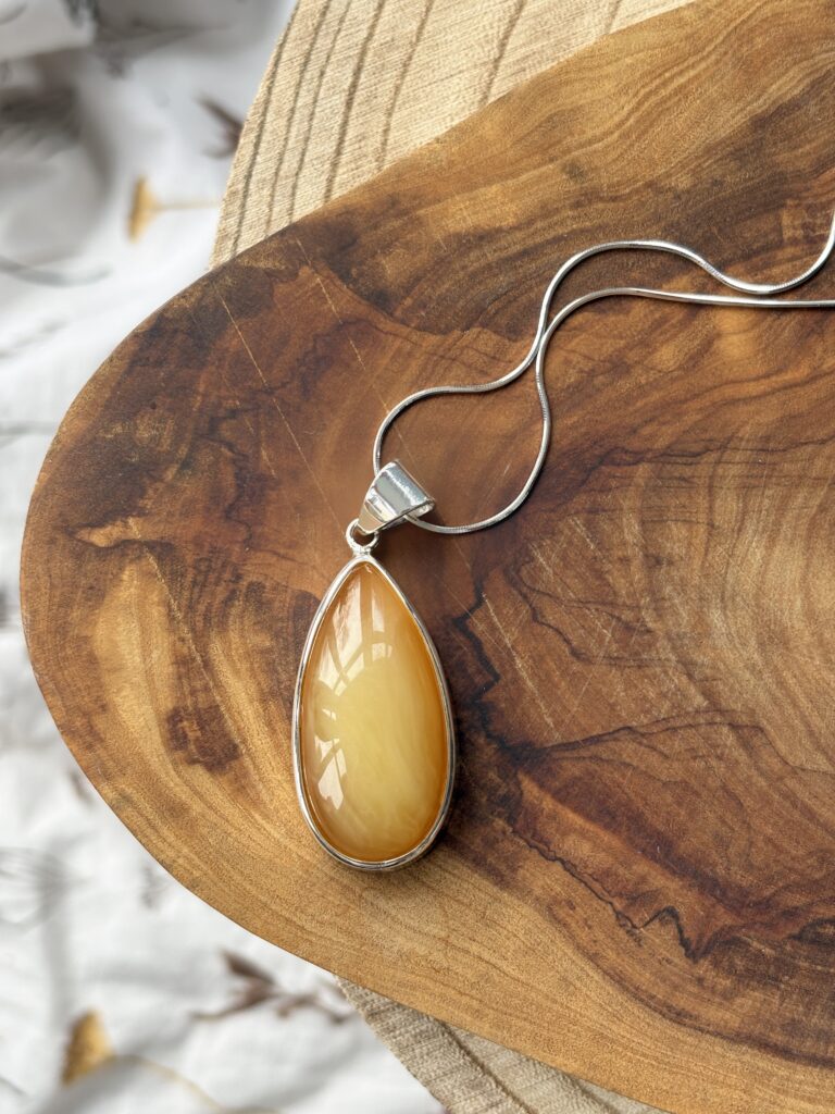 Bransoletka na sznurku z bursztynem