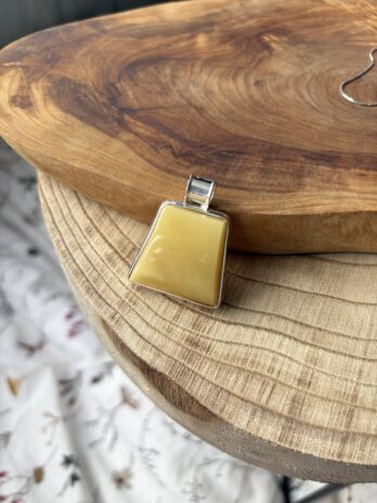 Wisior srebrny z bursztynem mlecznym