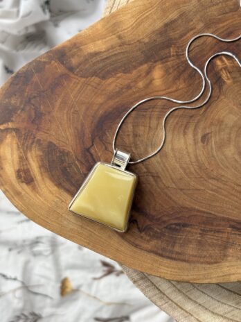 Wisior srebrny z bursztynem mlecznym