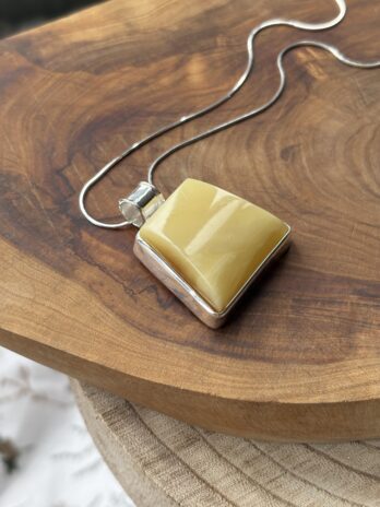 Wisior srebrny z bursztynem mlecznym