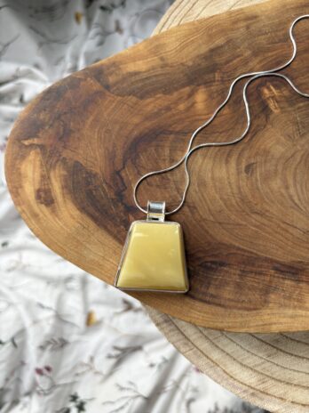 Wisior srebrny z bursztynem mlecznym