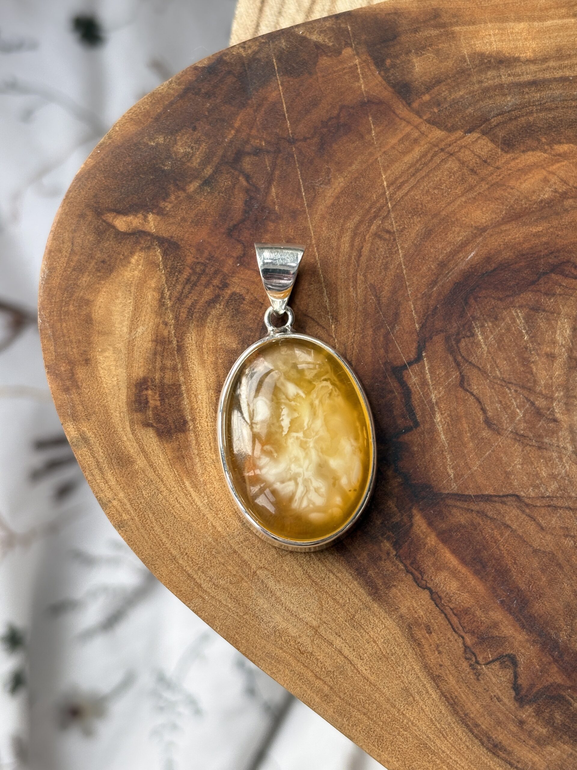 Wisior srebrny z bursztynem mlecznym