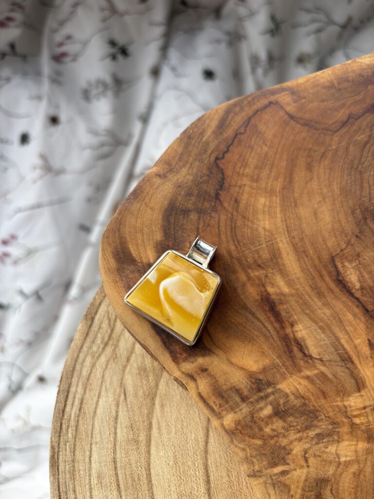 Bransoletka na sznurku z bursztynem