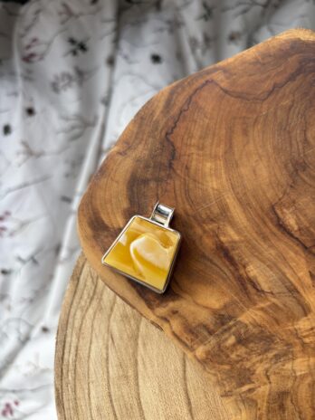 Wisior srebrny z bursztynem mlecznym