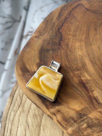 Wisior srebrny z bursztynem mlecznym