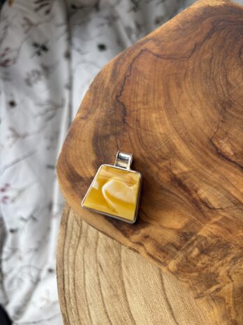 Wisior srebrny z bursztynem mlecznym