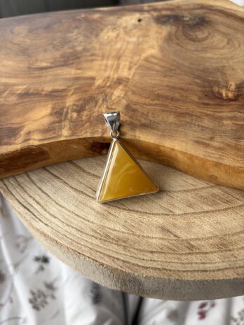 Wisior srebrny z bursztynem mlecznym