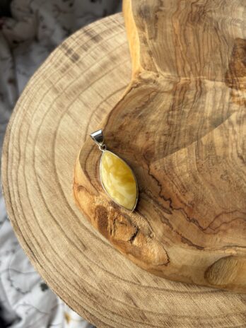 Wisior srebrny z bursztynem mlecznym