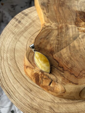 Wisior srebrny z bursztynem mlecznym