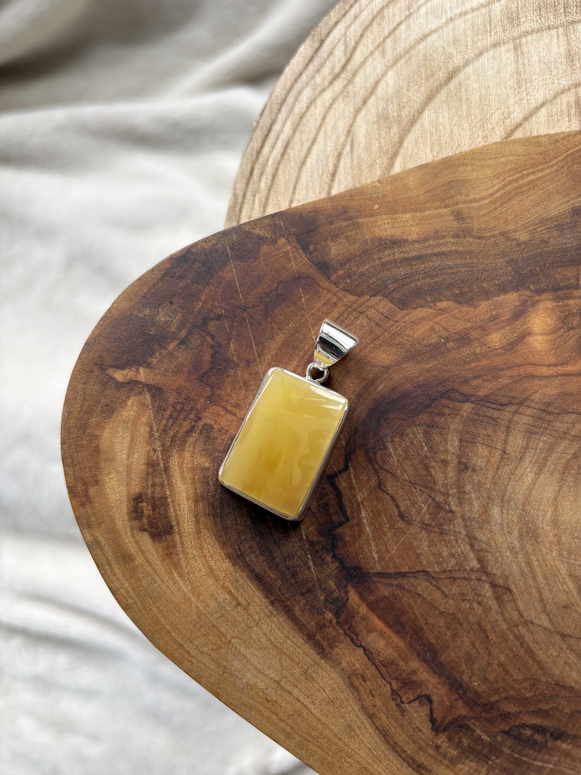 Wisior srebrny z bursztynem mlecznym