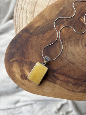 Wisior srebrny z bursztynem mlecznym