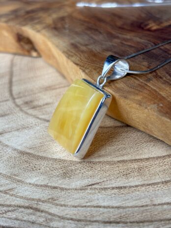 Wisior srebrny z bursztynem mlecznym