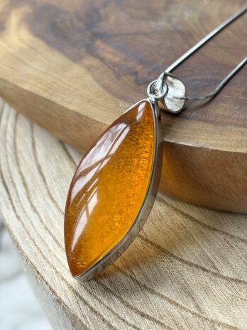 Wisior srebrny z bursztynem naturalnym