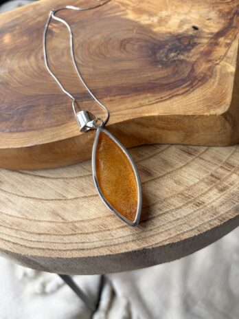 Wisior srebrny z bursztynem naturalnym