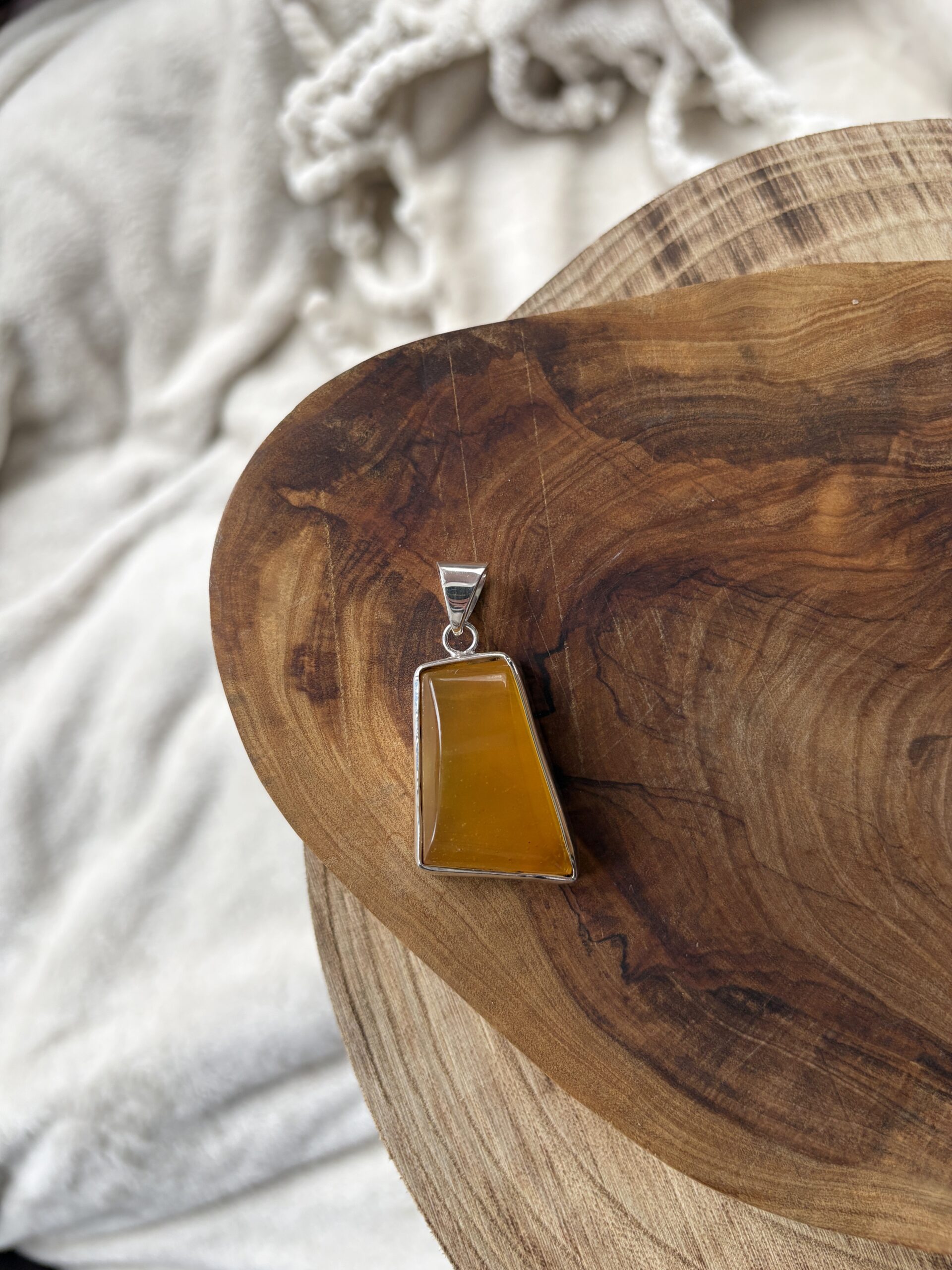 Wisior srebrny z bursztynem miodowym