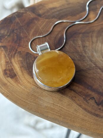 Wisior z bursztynem miodowym