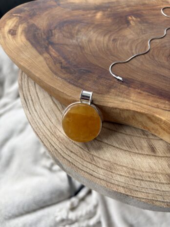 Wisior z bursztynem miodowym