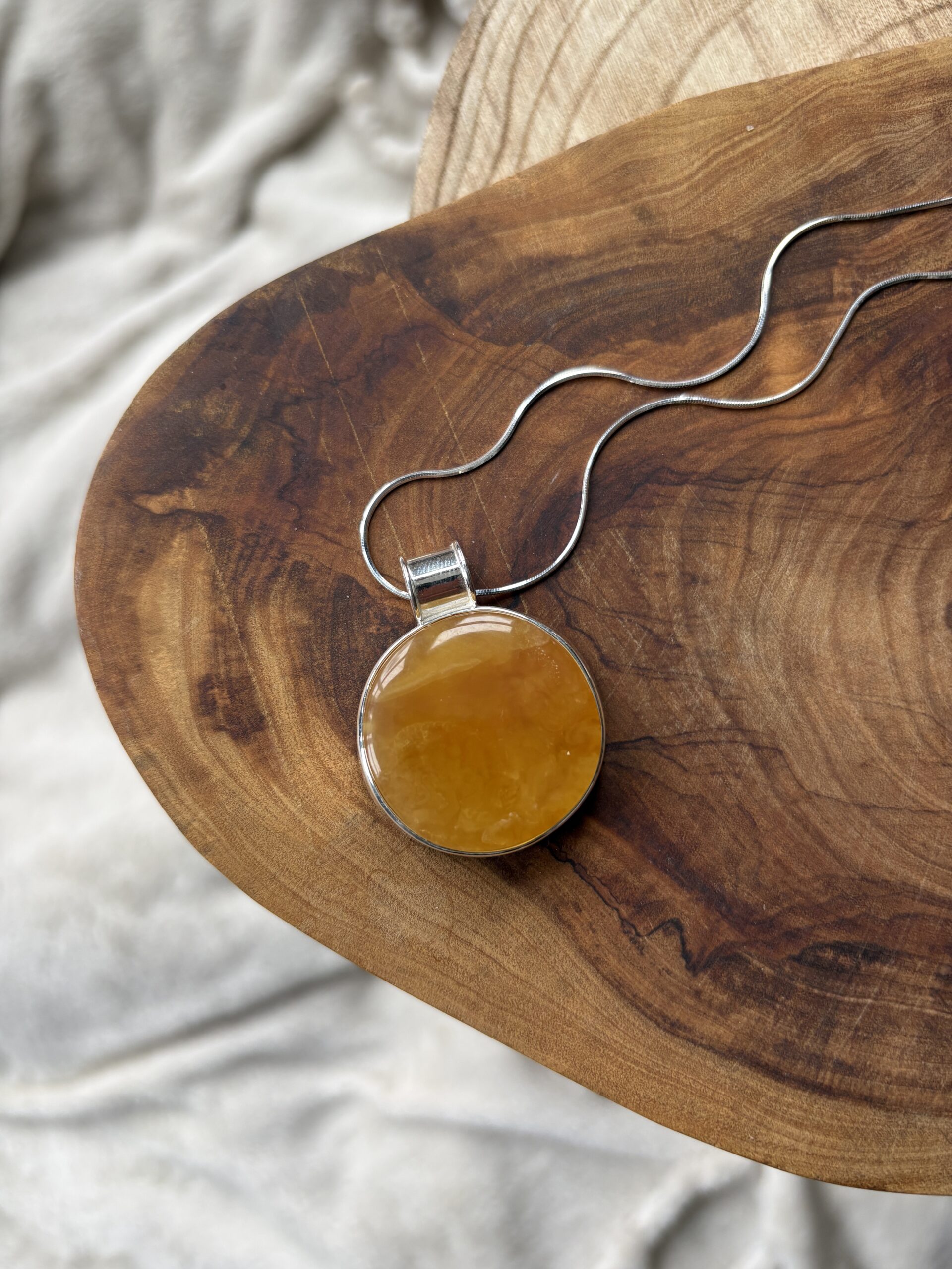 Wisior z bursztynem miodowym