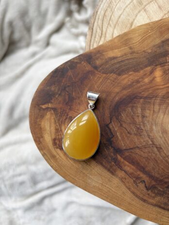 Wisior srebrny z bursztynem miodowym