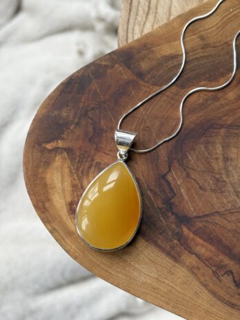 Wisior srebrny z bursztynem miodowym